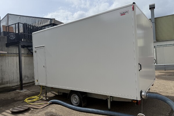 Toiletwagen 3-1-3 Deluxe in Deest op een scheepswerf !