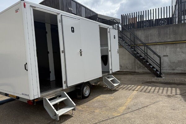 Toiletwagen 3-1-3 Deluxe in Deest op een scheepswerf !